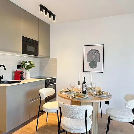 Premium Flat Balcony & Lift For 5