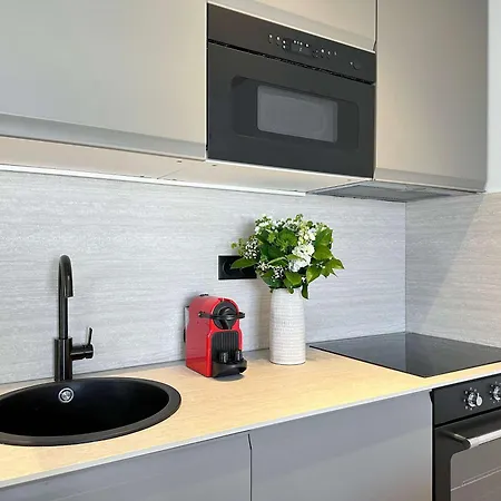 Premium Flat Balcony & Lift For 5 *