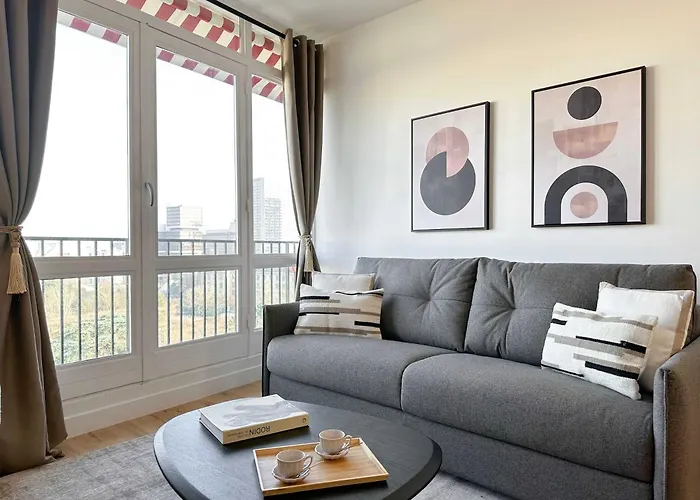 Premium Flat Balcony & Lift For 5 Apartment *