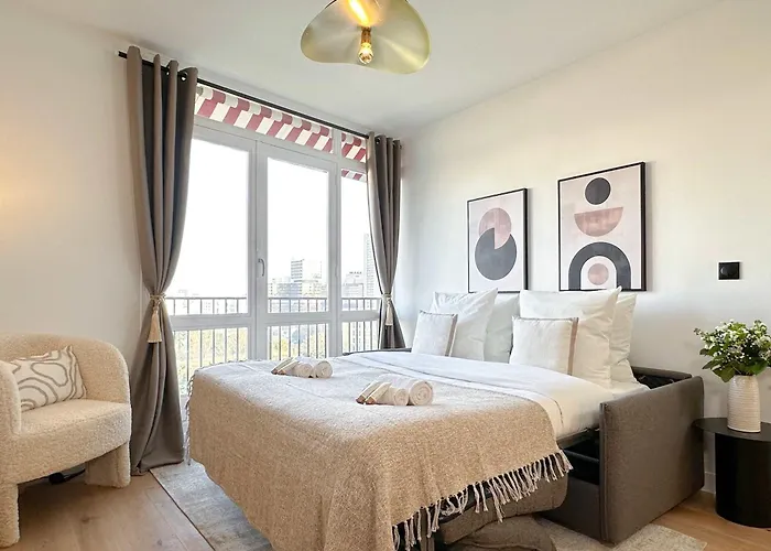 Premium Flat Balcony & Lift For 5 *