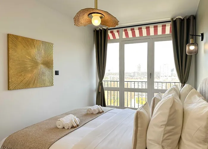 Premium Flat Balcony & Lift For 5 Apartment *