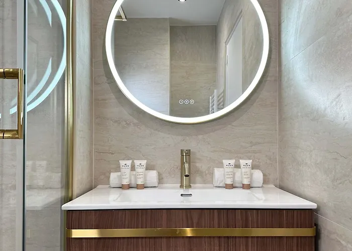 Apartment Premium Flat Balcony & Lift For 5