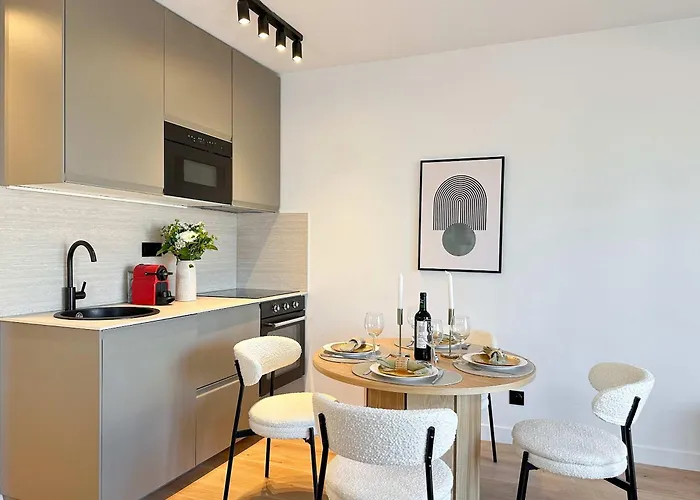 Premium Flat Balcony & Lift For 5