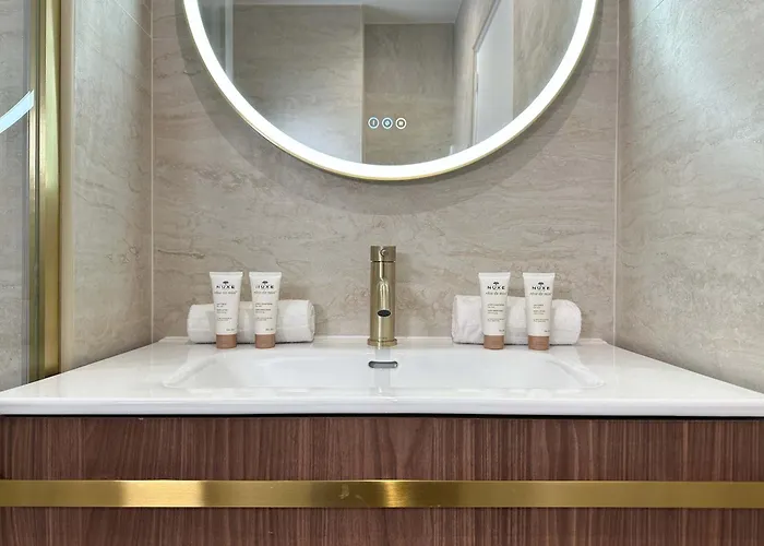 Apartment Premium Flat Balcony & Lift For 5