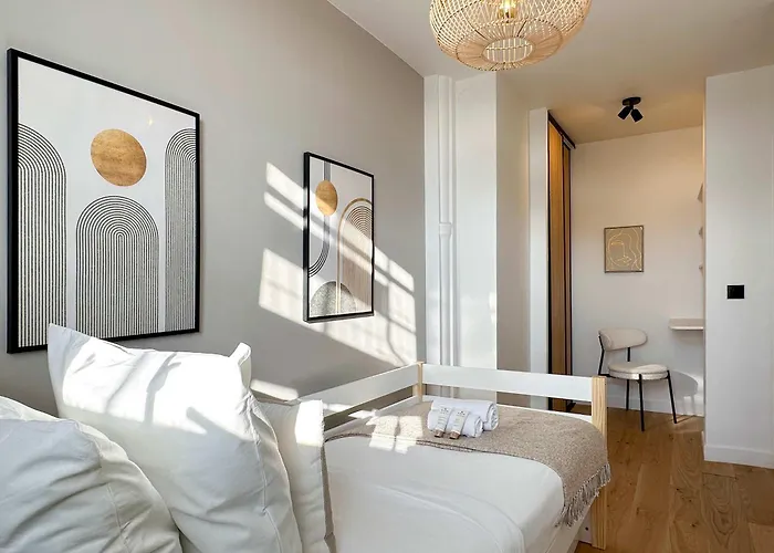 Premium Flat Balcony & Lift For 5