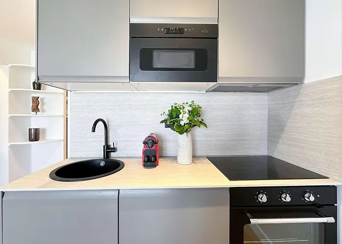 Premium Flat Balcony & Lift For 5 Apartment *