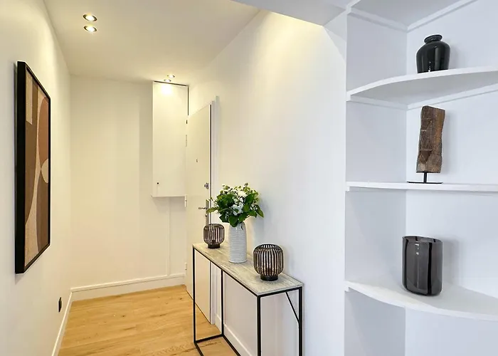 Premium Flat Balcony & Lift For 5 Apartment *