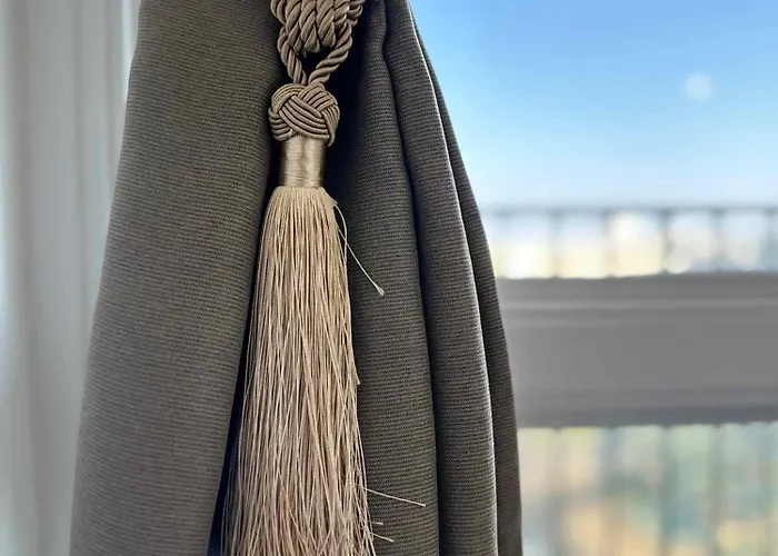 Premium Flat Balcony & Lift For 5